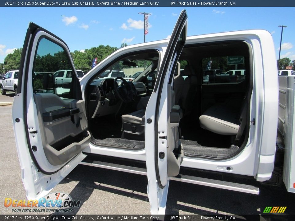 2017 Ford F250 Super Duty XL Crew Cab Chassis Oxford White / Medium Earth Gray Photo #24