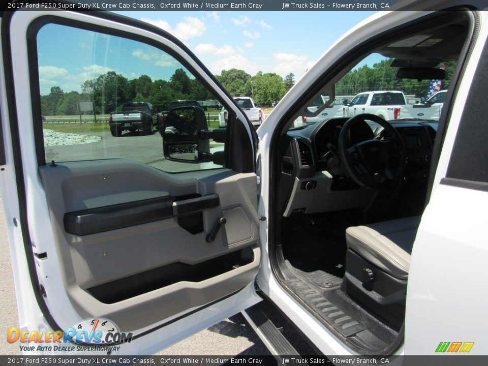 2017 Ford F250 Super Duty XL Crew Cab Chassis Oxford White / Medium Earth Gray Photo #25