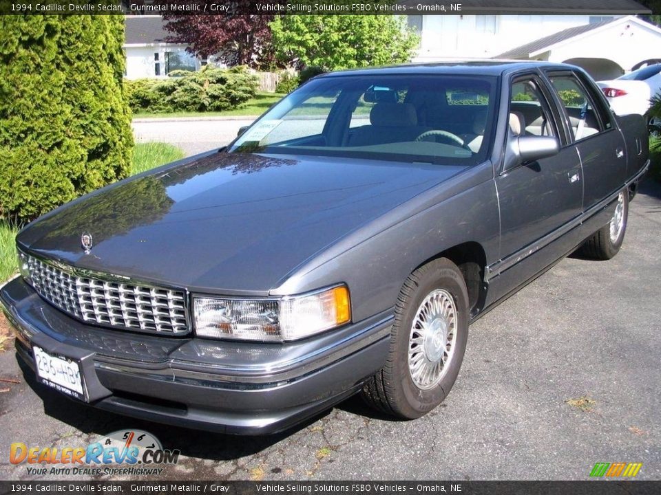 Front 3/4 View of 1994 Cadillac Deville Sedan Photo #1