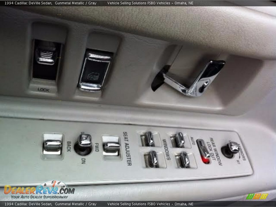 Controls of 1994 Cadillac DeVille Sedan Photo #21