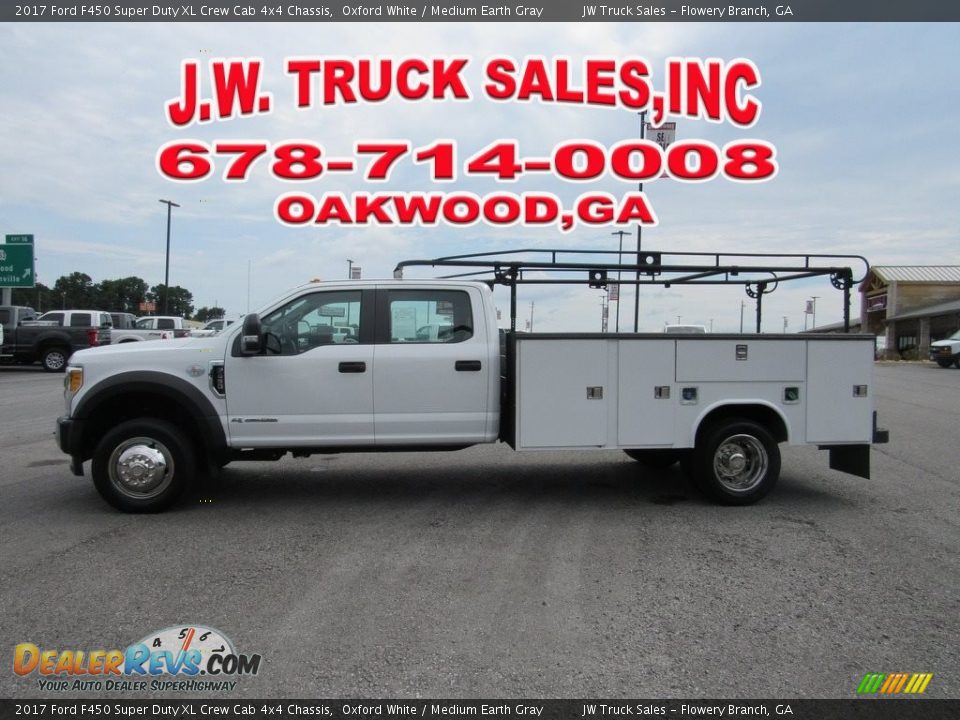 2017 Ford F450 Super Duty XL Crew Cab 4x4 Chassis Oxford White / Medium Earth Gray Photo #2