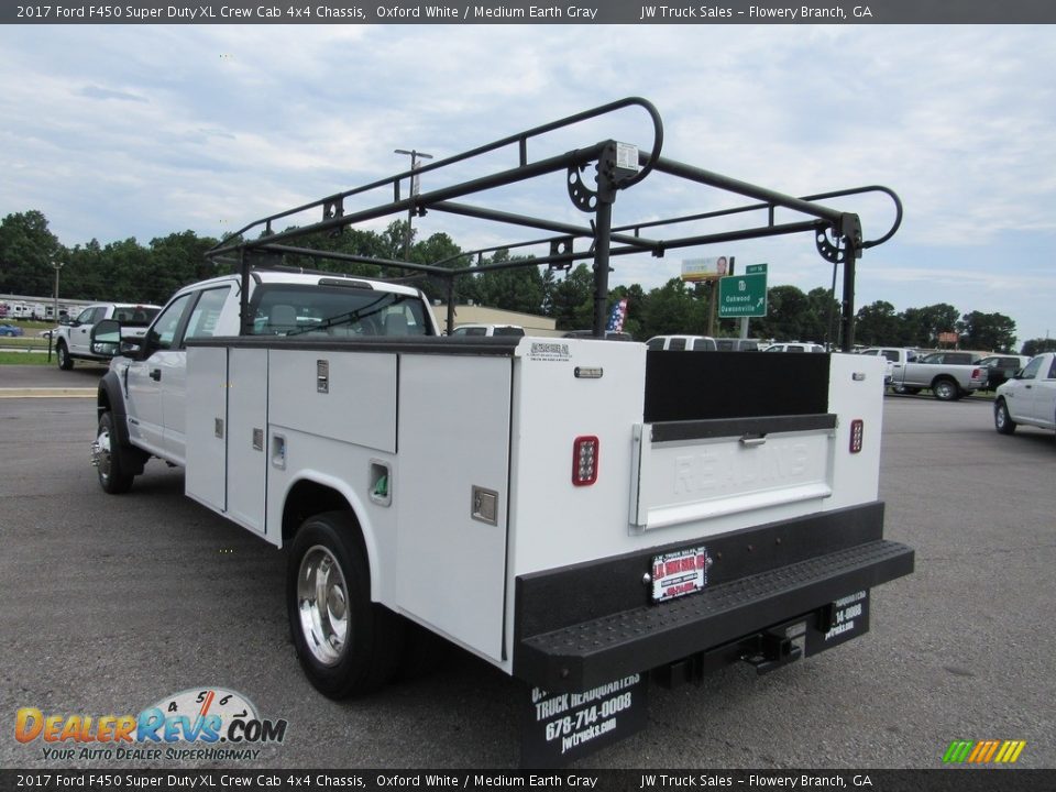 2017 Ford F450 Super Duty XL Crew Cab 4x4 Chassis Oxford White / Medium Earth Gray Photo #3