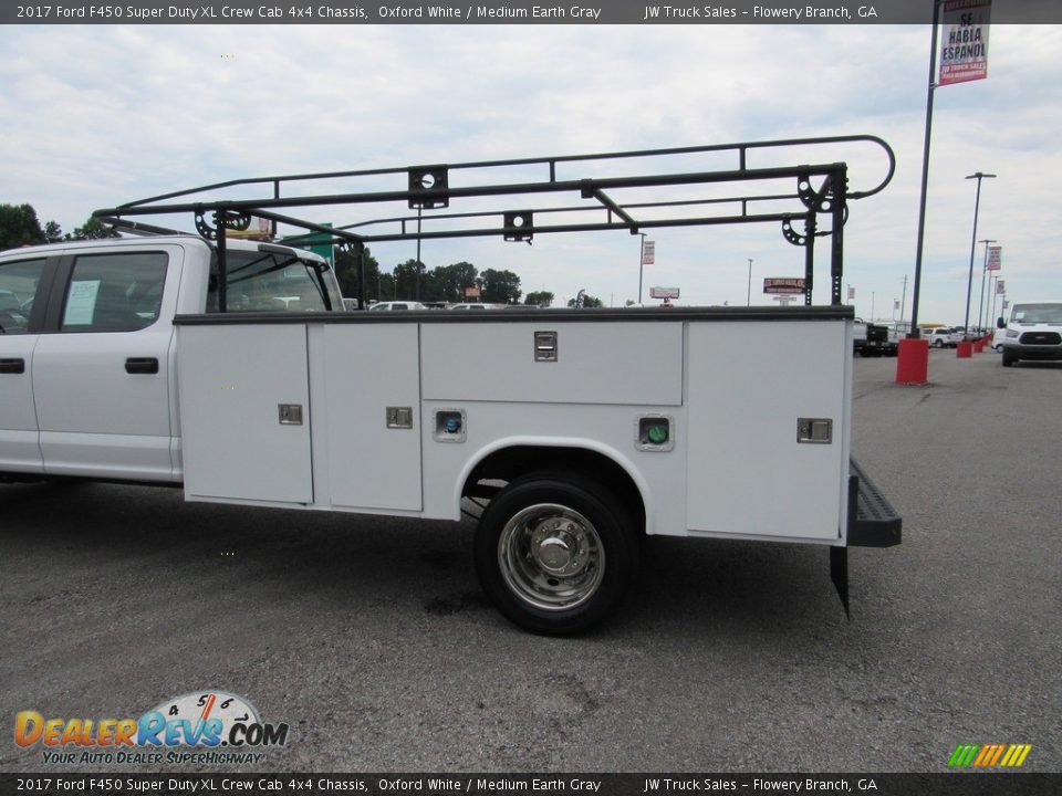 2017 Ford F450 Super Duty XL Crew Cab 4x4 Chassis Oxford White / Medium Earth Gray Photo #14