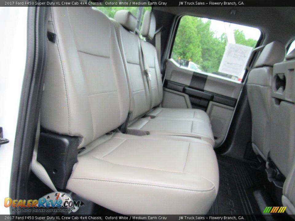 2017 Ford F450 Super Duty XL Crew Cab 4x4 Chassis Oxford White / Medium Earth Gray Photo #32
