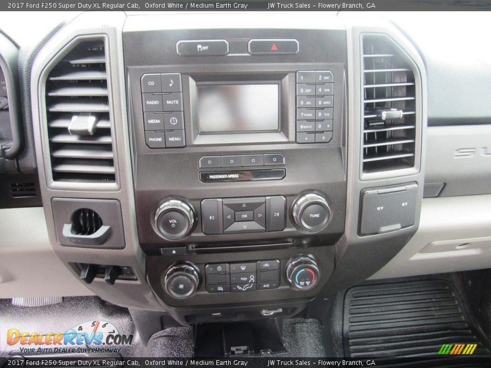 Controls of 2017 Ford F250 Super Duty XL Regular Cab Photo #30