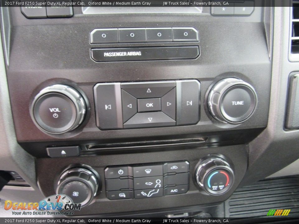 Controls of 2017 Ford F250 Super Duty XL Regular Cab Photo #31