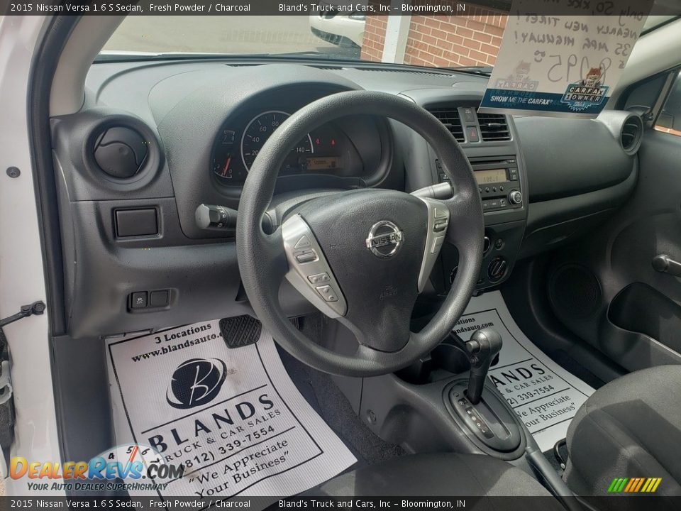 2015 Nissan Versa 1.6 S Sedan Fresh Powder / Charcoal Photo #7