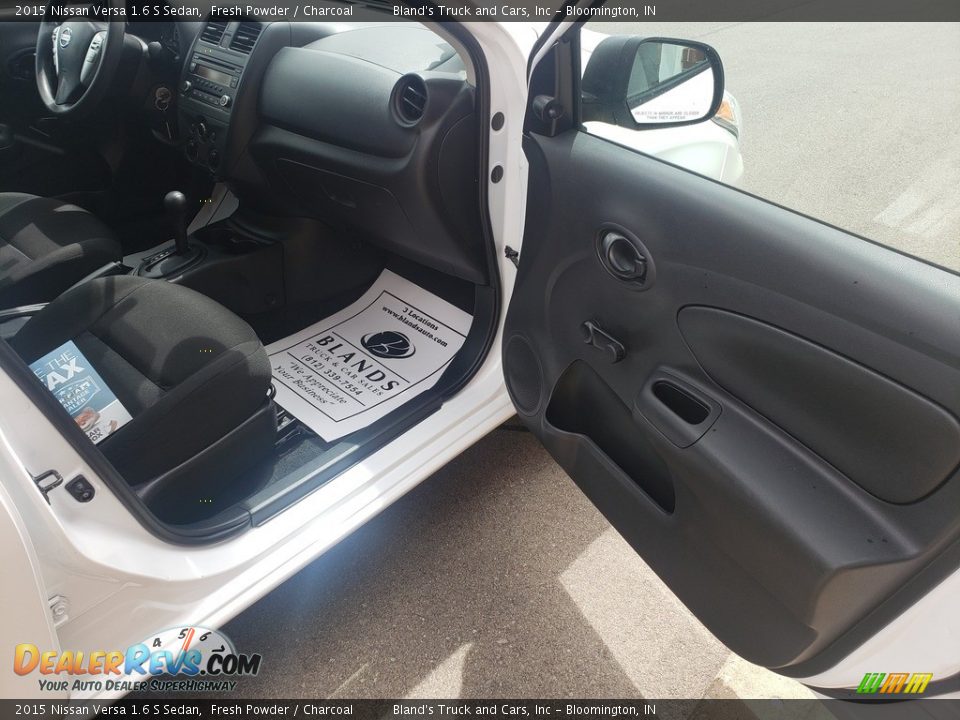 2015 Nissan Versa 1.6 S Sedan Fresh Powder / Charcoal Photo #25