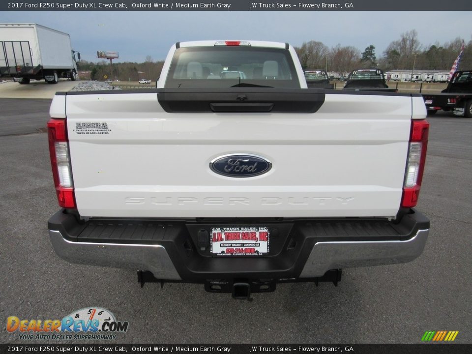 2017 Ford F250 Super Duty XL Crew Cab Oxford White / Medium Earth Gray Photo #4