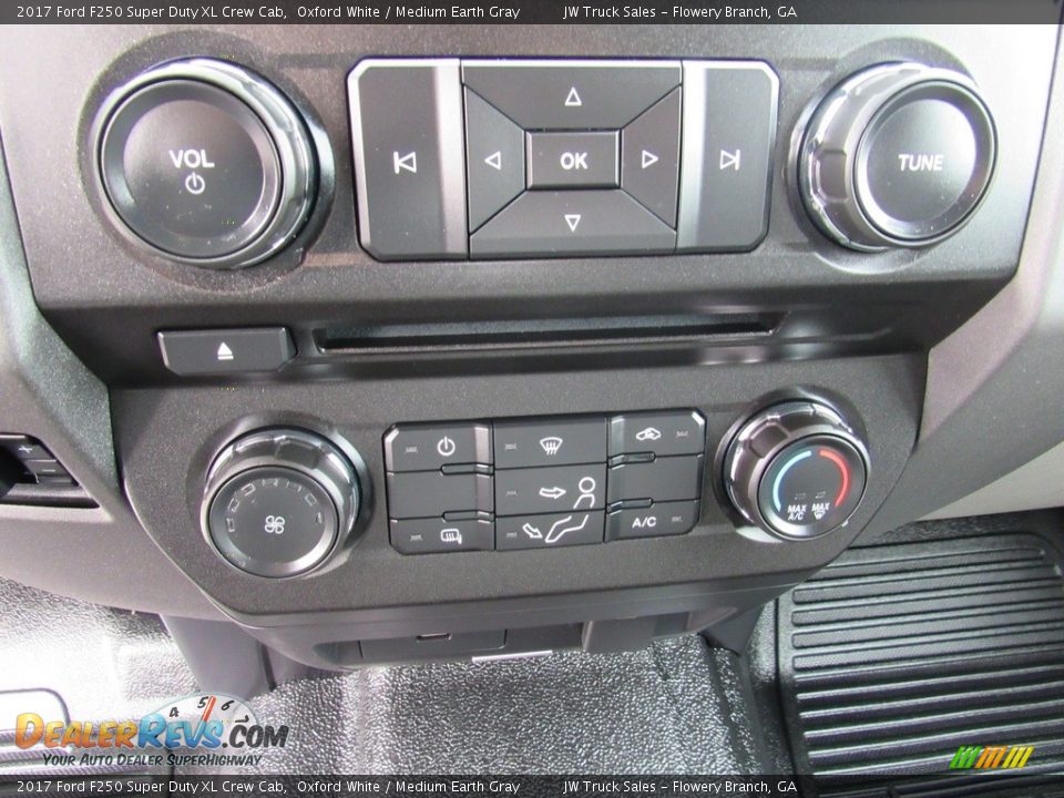 Controls of 2017 Ford F250 Super Duty XL Crew Cab Photo #33