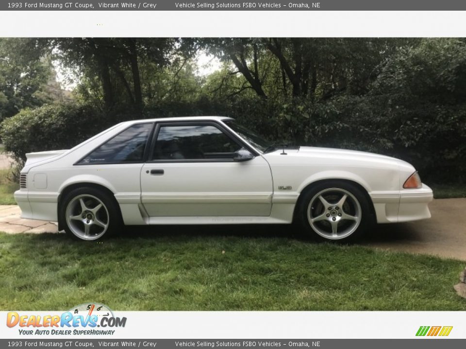 1993 Ford Mustang GT Coupe Vibrant White / Grey Photo #1