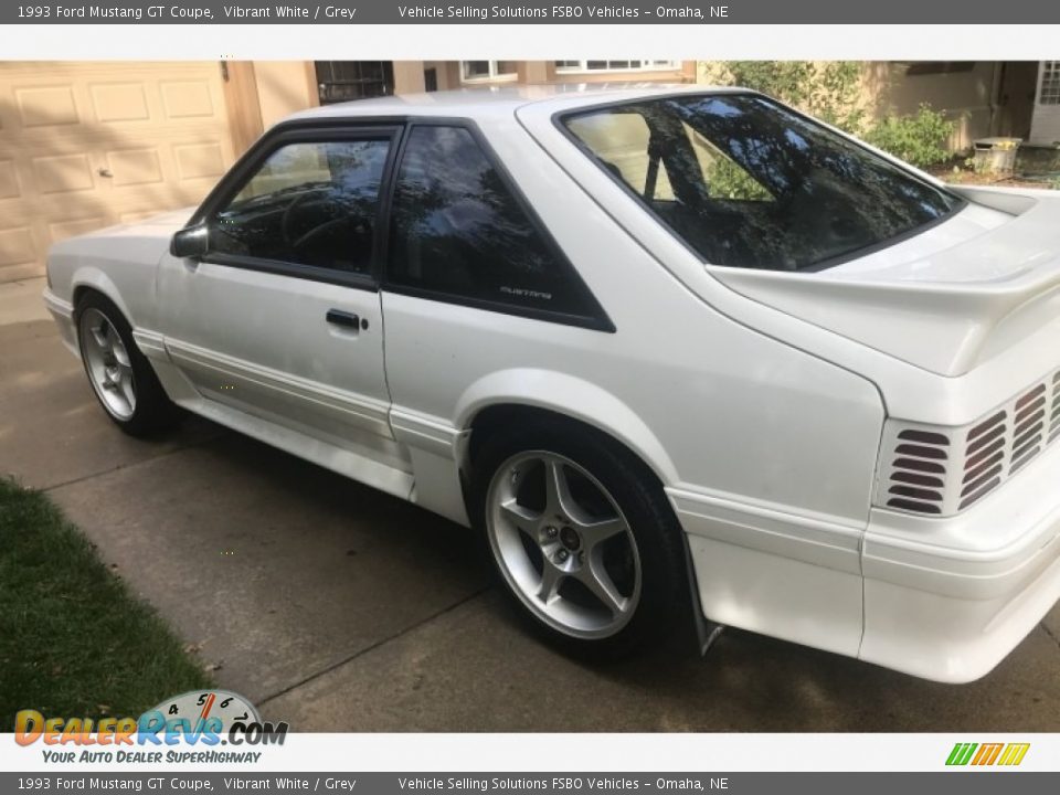 1993 Ford Mustang GT Coupe Vibrant White / Grey Photo #7