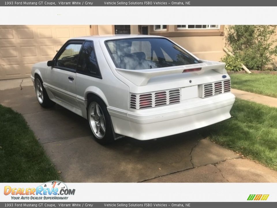 1993 Ford Mustang GT Coupe Vibrant White / Grey Photo #8