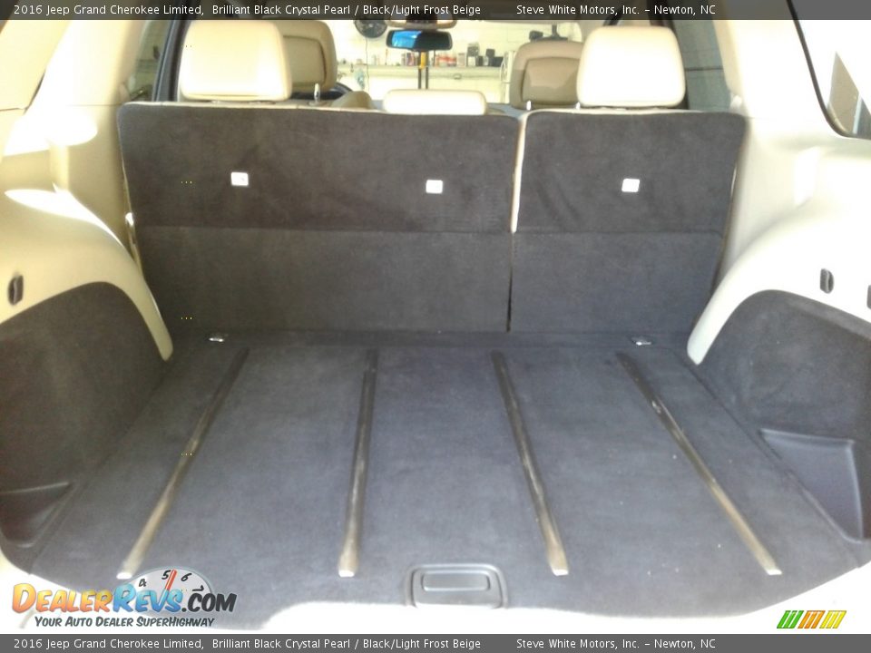 2016 Jeep Grand Cherokee Limited Brilliant Black Crystal Pearl / Black/Light Frost Beige Photo #15