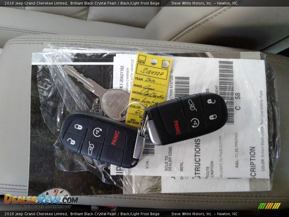 2016 Jeep Grand Cherokee Limited Brilliant Black Crystal Pearl / Black/Light Frost Beige Photo #31