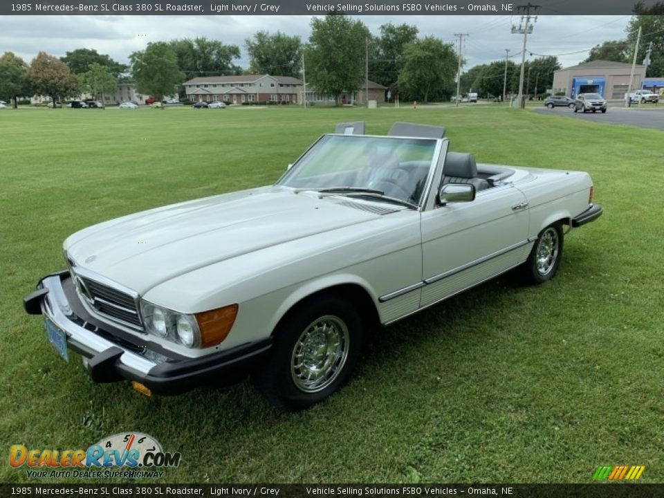 Front 3/4 View of 1985 Mercedes-Benz SL Class 380 SL Roadster Photo #5