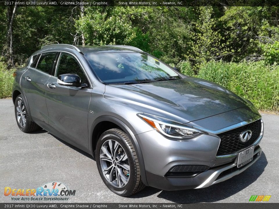 Front 3/4 View of 2017 Infiniti QX30 Luxury AWD Photo #4