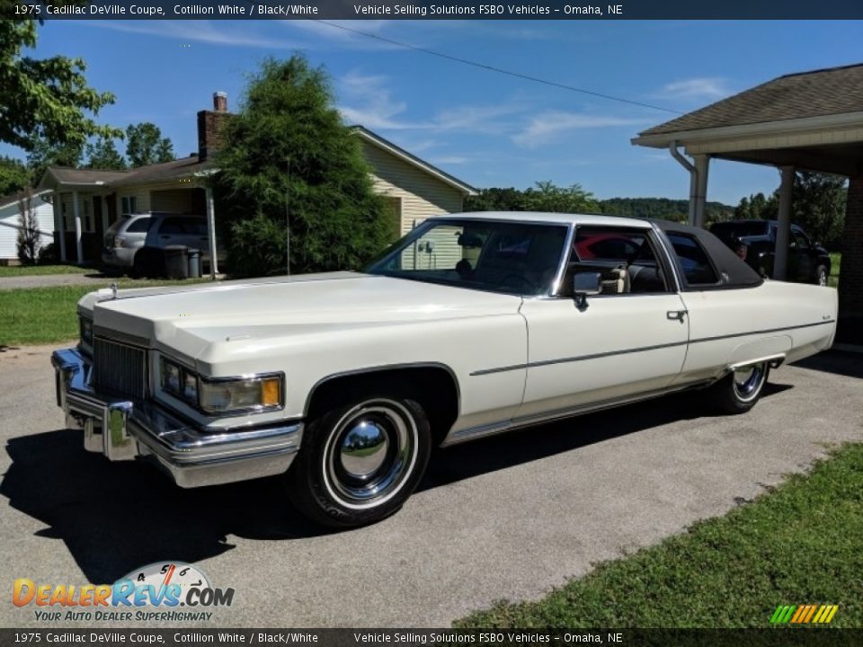 Front 3/4 View of 1975 Cadillac DeVille Coupe Photo #8