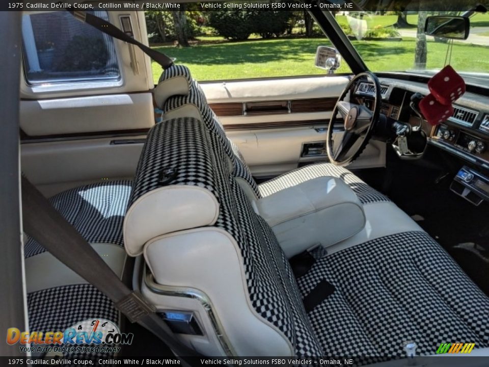 Front Seat of 1975 Cadillac DeVille Coupe Photo #12