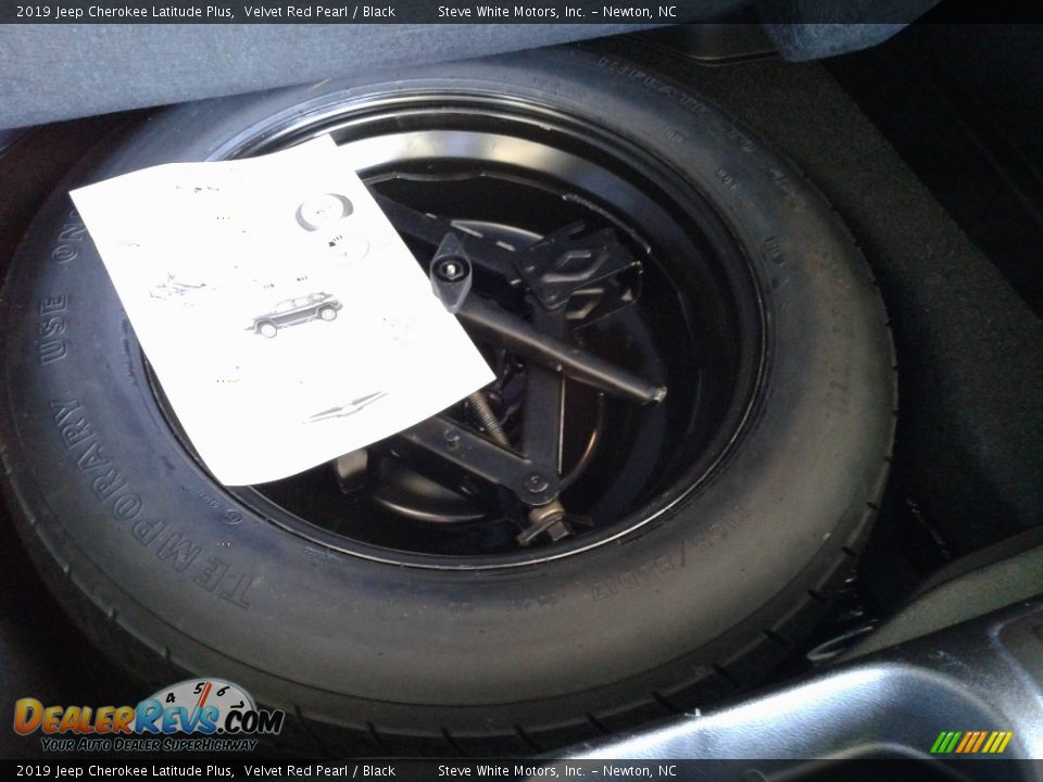 2019 Jeep Cherokee Latitude Plus Velvet Red Pearl / Black Photo #15