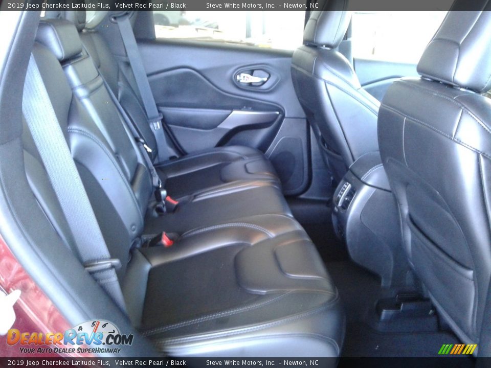 2019 Jeep Cherokee Latitude Plus Velvet Red Pearl / Black Photo #16