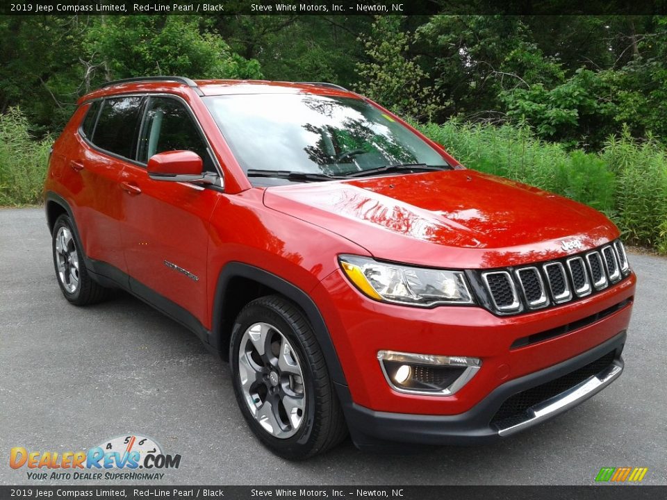 Front 3/4 View of 2019 Jeep Compass Limited Photo #4
