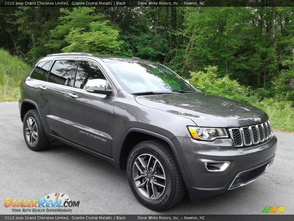 Front 3/4 View of 2019 Jeep Grand Cherokee Limited Photo #4