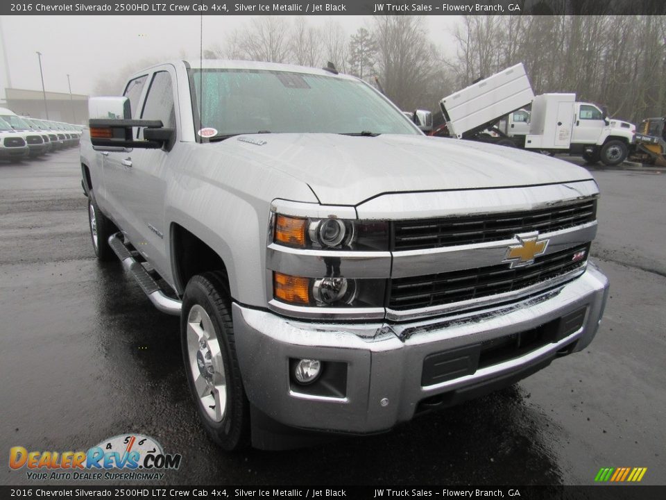 Front 3/4 View of 2016 Chevrolet Silverado 2500HD LTZ Crew Cab 4x4 Photo #7