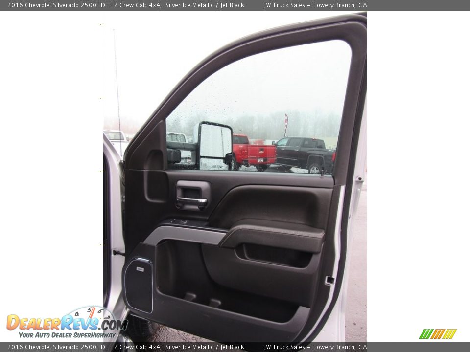 Door Panel of 2016 Chevrolet Silverado 2500HD LTZ Crew Cab 4x4 Photo #9