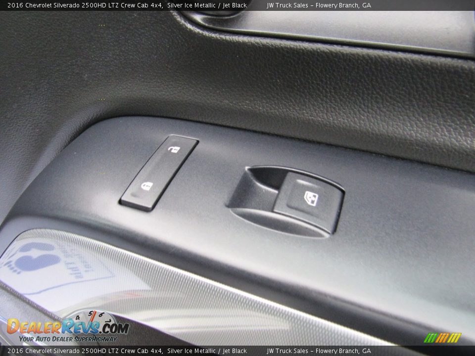 Door Panel of 2016 Chevrolet Silverado 2500HD LTZ Crew Cab 4x4 Photo #10