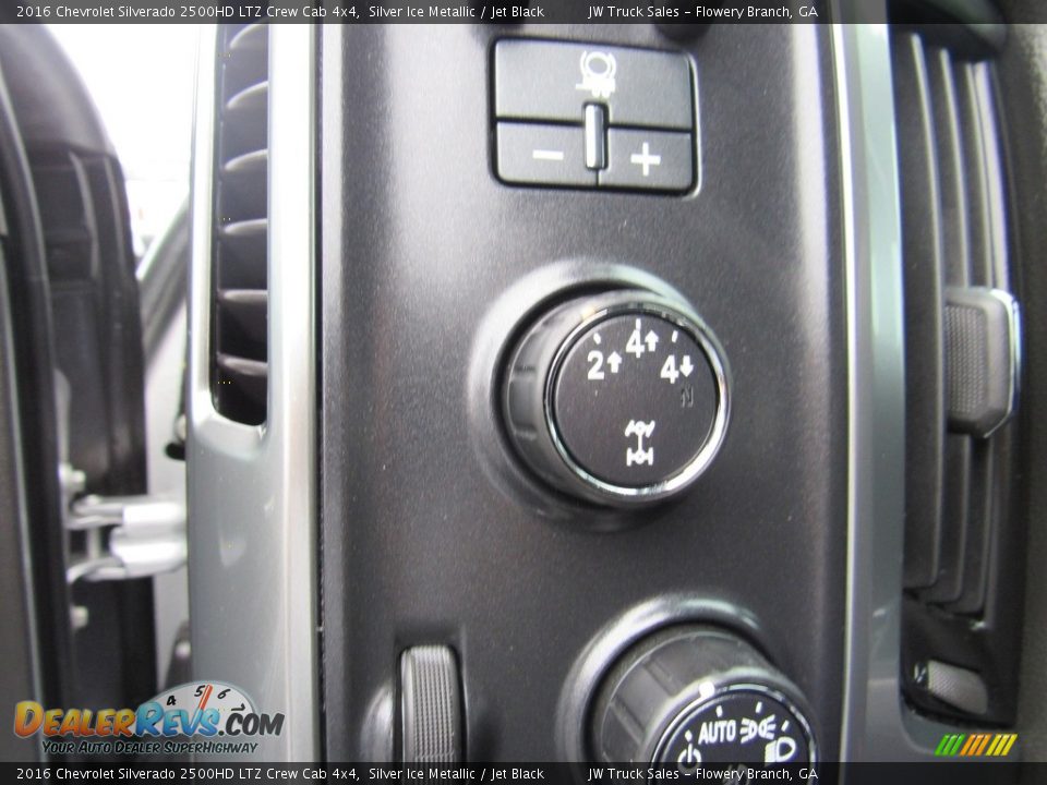 Controls of 2016 Chevrolet Silverado 2500HD LTZ Crew Cab 4x4 Photo #25