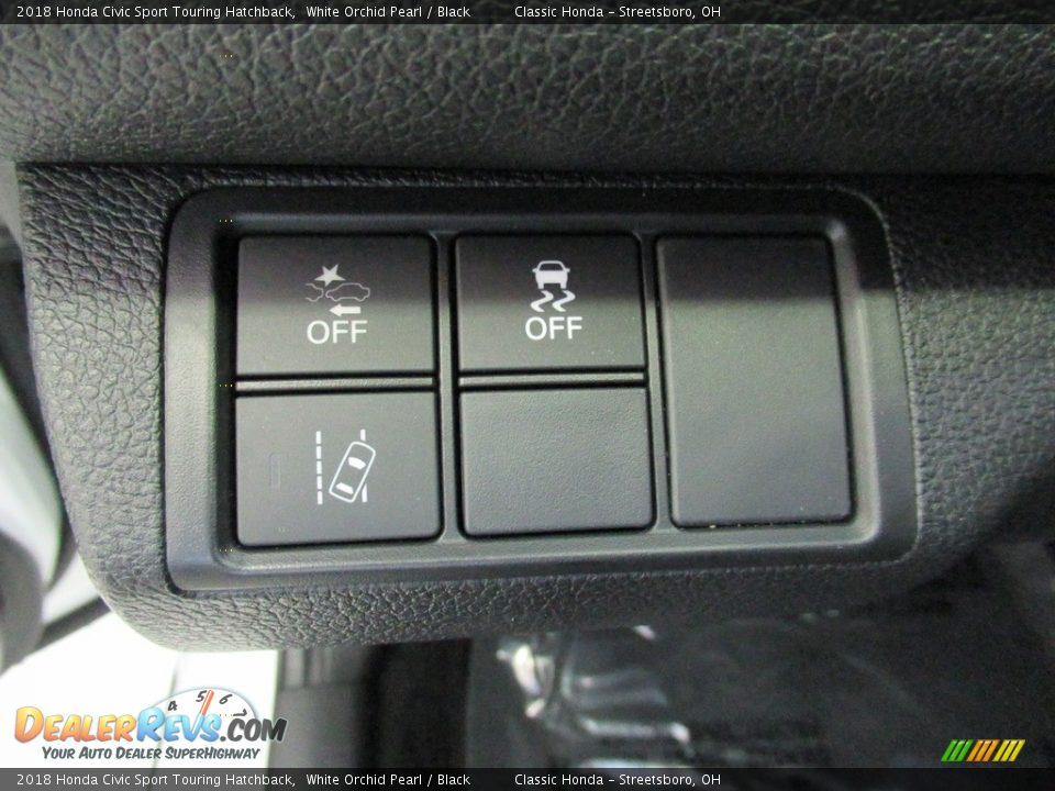 Controls of 2018 Honda Civic Sport Touring Hatchback Photo #29
