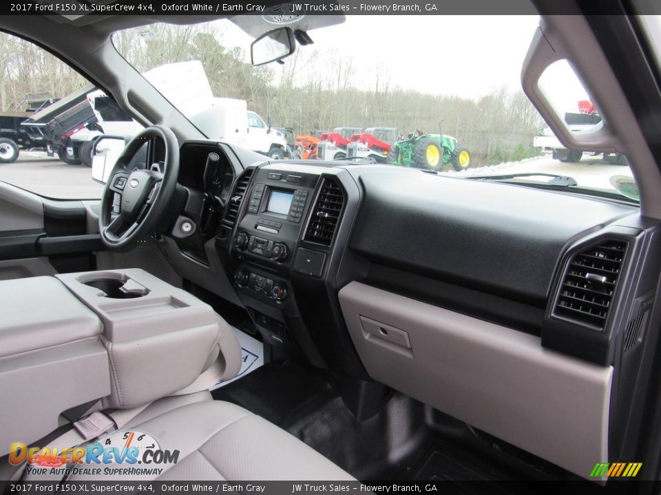 Dashboard of 2017 Ford F150 XL SuperCrew 4x4 Photo #13