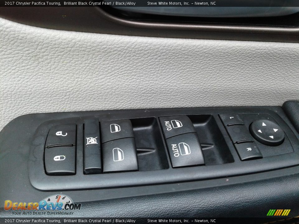 2017 Chrysler Pacifica Touring Brilliant Black Crystal Pearl / Black/Alloy Photo #10