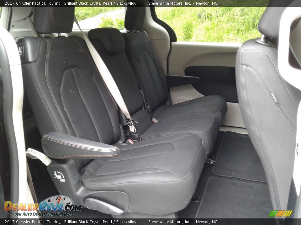 2017 Chrysler Pacifica Touring Brilliant Black Crystal Pearl / Black/Alloy Photo #16