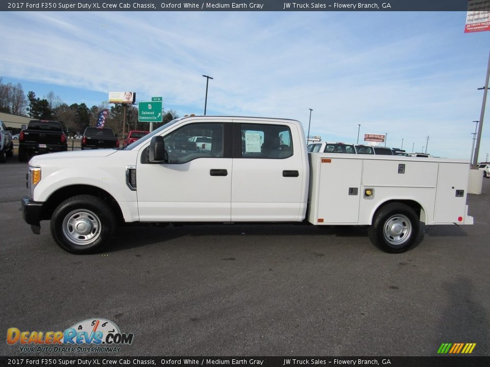 2017 Ford F350 Super Duty XL Crew Cab Chassis Oxford White / Medium Earth Gray Photo #2