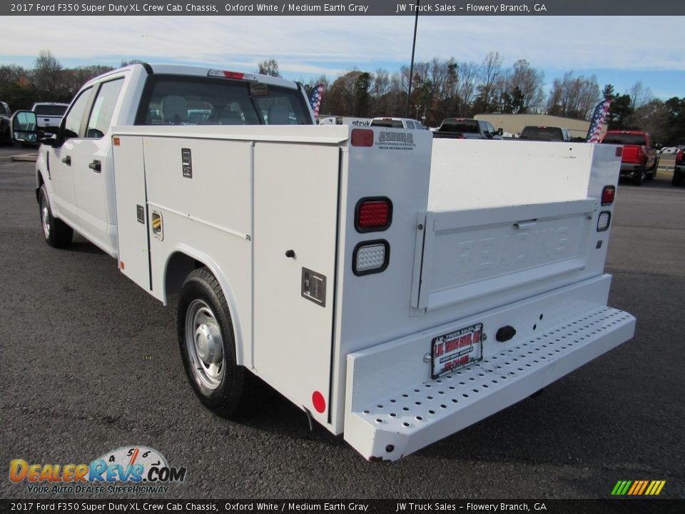 2017 Ford F350 Super Duty XL Crew Cab Chassis Oxford White / Medium Earth Gray Photo #3