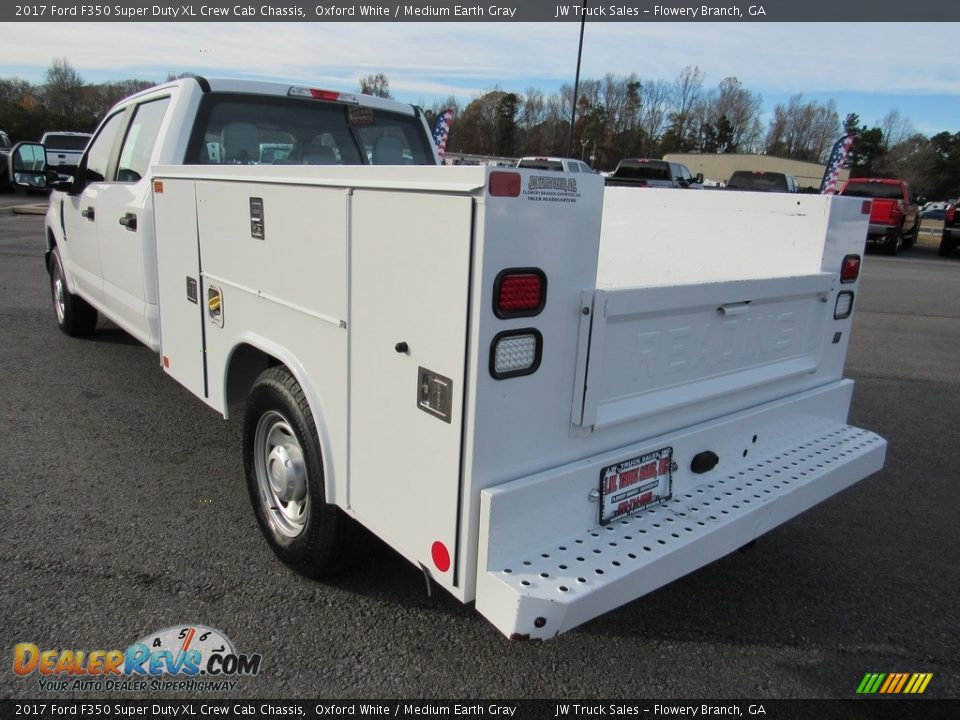 2017 Ford F350 Super Duty XL Crew Cab Chassis Oxford White / Medium Earth Gray Photo #4