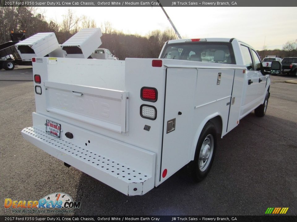 2017 Ford F350 Super Duty XL Crew Cab Chassis Oxford White / Medium Earth Gray Photo #6