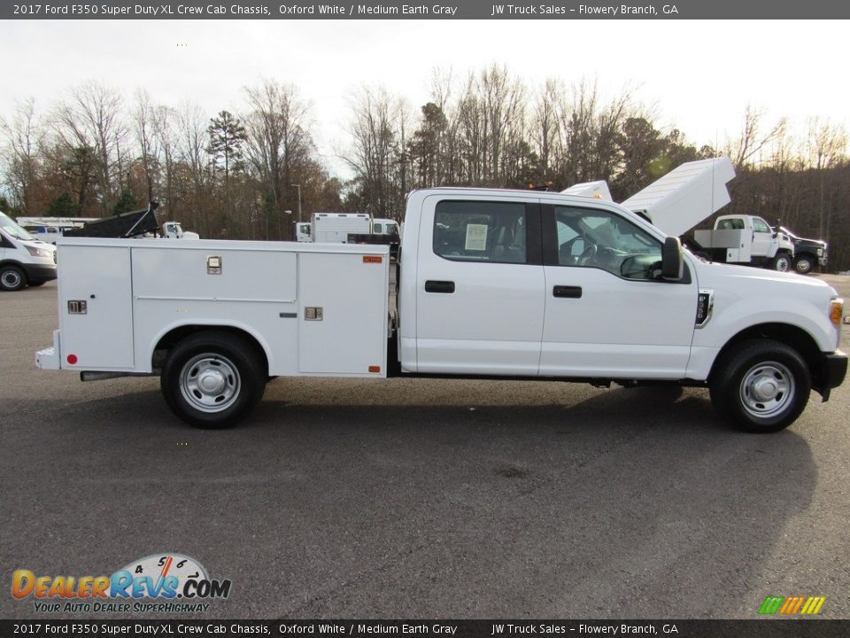 2017 Ford F350 Super Duty XL Crew Cab Chassis Oxford White / Medium Earth Gray Photo #7