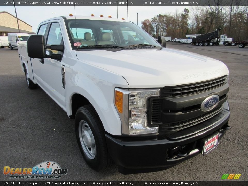 2017 Ford F350 Super Duty XL Crew Cab Chassis Oxford White / Medium Earth Gray Photo #8