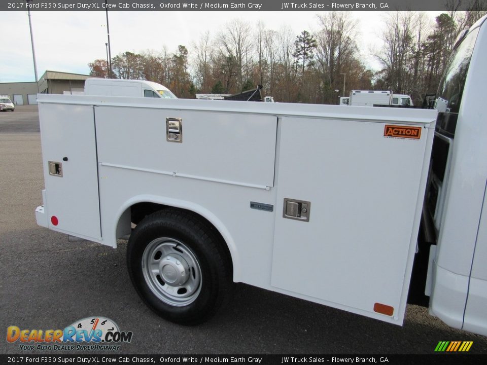 2017 Ford F350 Super Duty XL Crew Cab Chassis Oxford White / Medium Earth Gray Photo #10