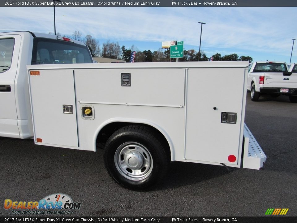 2017 Ford F350 Super Duty XL Crew Cab Chassis Oxford White / Medium Earth Gray Photo #15