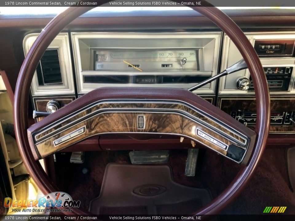 1978 Lincoln Continental Sedan Cream / Cordovan Photo #4