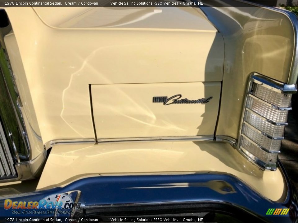 1978 Lincoln Continental Sedan Cream / Cordovan Photo #10