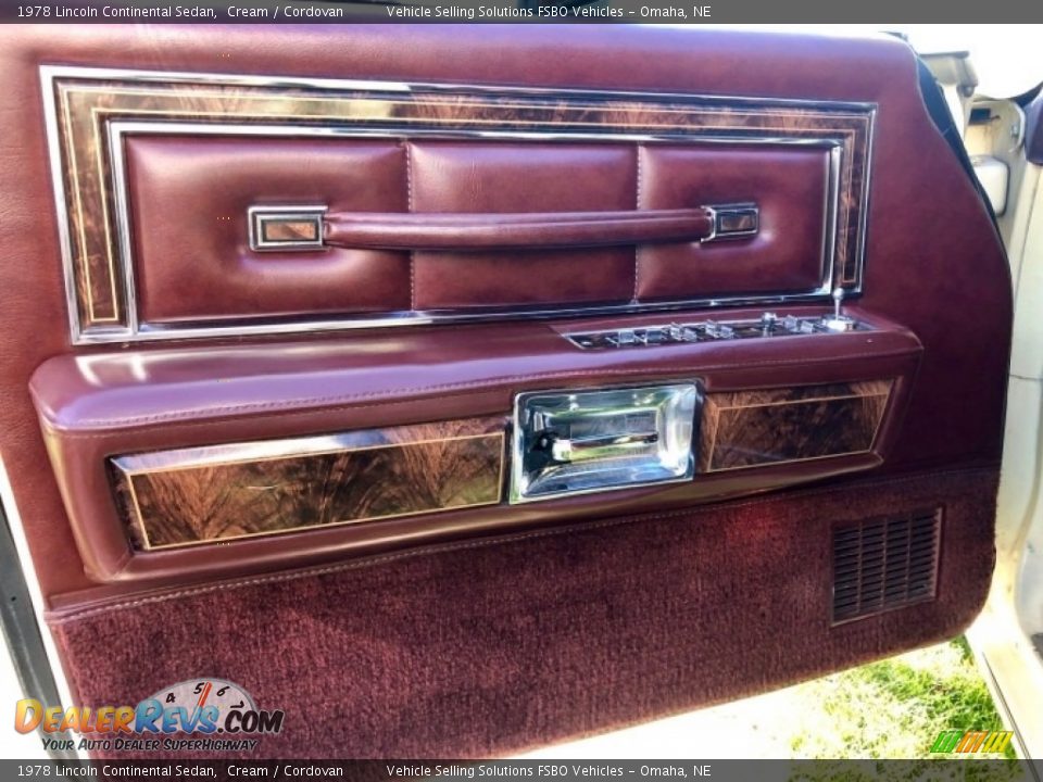 1978 Lincoln Continental Sedan Cream / Cordovan Photo #11