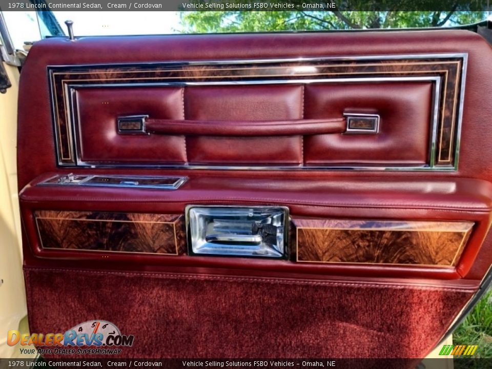 1978 Lincoln Continental Sedan Cream / Cordovan Photo #22