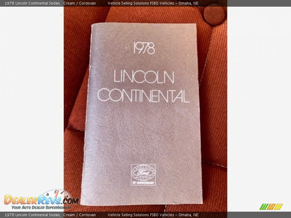 1978 Lincoln Continental Sedan Cream / Cordovan Photo #32