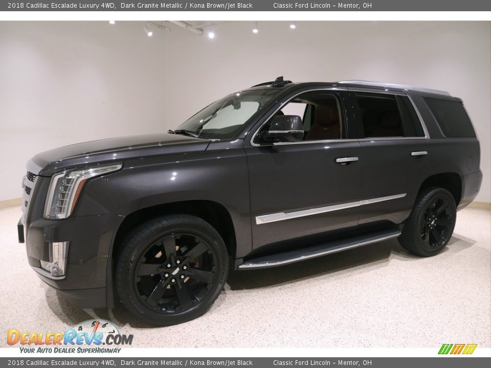 Front 3/4 View of 2018 Cadillac Escalade Luxury 4WD Photo #3