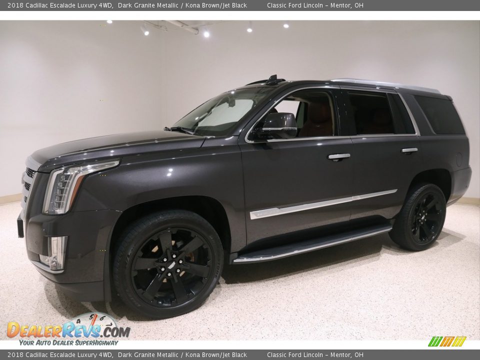 Front 3/4 View of 2018 Cadillac Escalade Luxury 4WD Photo #3
